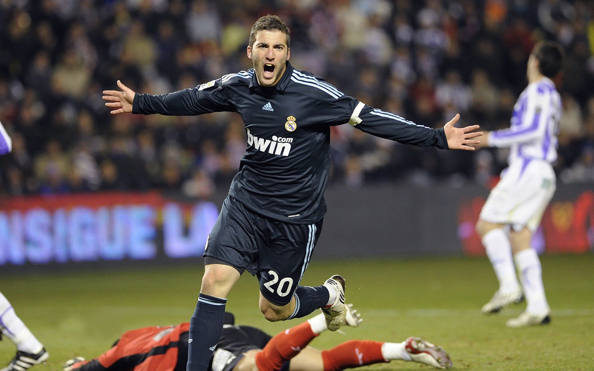 中超高水平对抗提升国内裁判执法能力和心理素质,中超裁判又出争议判罚